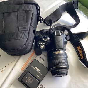 EUC❣️Nikon D3100 Kit ❣️ AF-S DX NIKKOR Like New! Camera Bag Included!